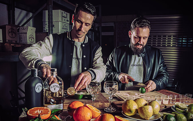 Ricardo und Max in ihrer Küche